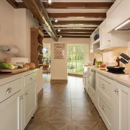 Holiday home 2 Bed In Lcc75 *